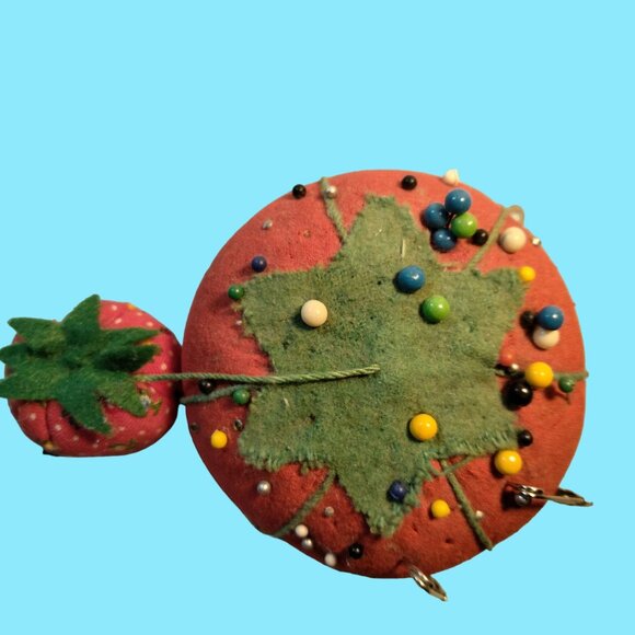 Vintage Tomato Shaped Pin Cushion Strawberry Pins Safety Pins Vintage Grannycore - Picture 12 of 13